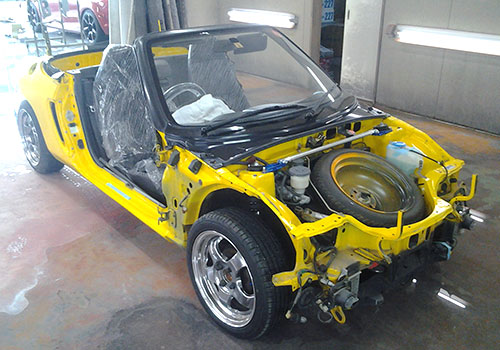 ゴーカートかっ！と突っ込みたくなるくらいに外装パーツが外されたビート。