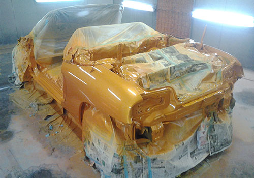 この段階でサビなどは落とし、普段見えない場所まで徹底的に塗装