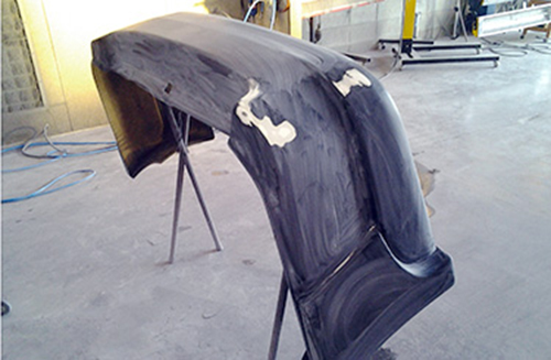 丁寧に装面をペーパーにて下地作り（ボンネット）