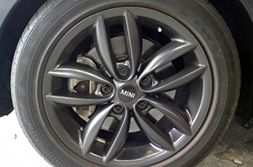 BMWミニクーパーのキャリパーをイエローにカスタムペイントスタート