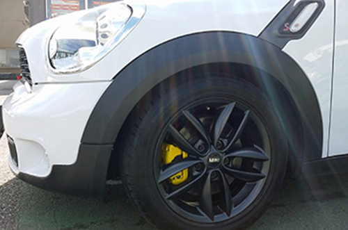 BMWミニクーパーのキャリパーペイントの完成です。