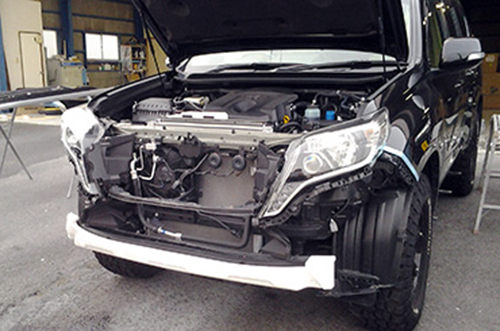 プラドのペイント部分のパーツをばらし作業