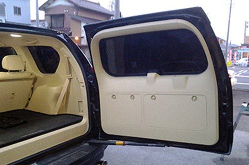 プラドリヤードアのトリムをばらしリヤのオーナーメントペイントを用意