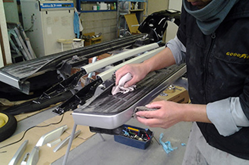 プラドサイドステップの塗装準備足付け作業