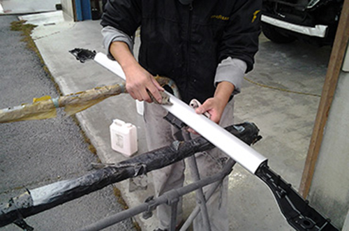 ルーフレールの塗装準備足付け作業