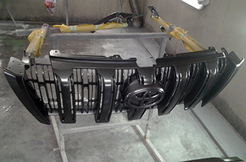 ランクルプラドフロントグリルのマッドグレーペイント施工終了