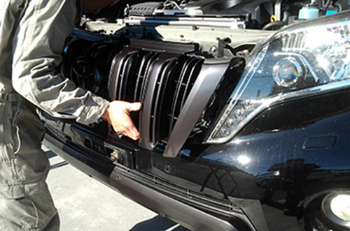 ランクルプラドへフロントグリル取付完了