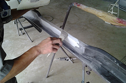 リヤスポイラー成形のため板金パテで