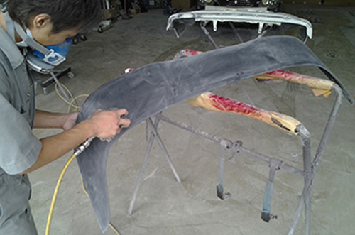 サフェーサー処理のための足付け下処理作業