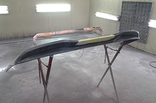 塗装ブースにてサフェーサー塗装パテを施工