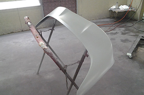 塗装ブースにてサフェーサー塗装パテを施工