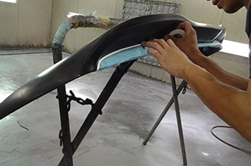 スポイラー下部の色の塗り分けの為マスキング作業