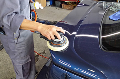 フェアレディＺへ完成トランクスポイラーの鏡面仕上げ磨き